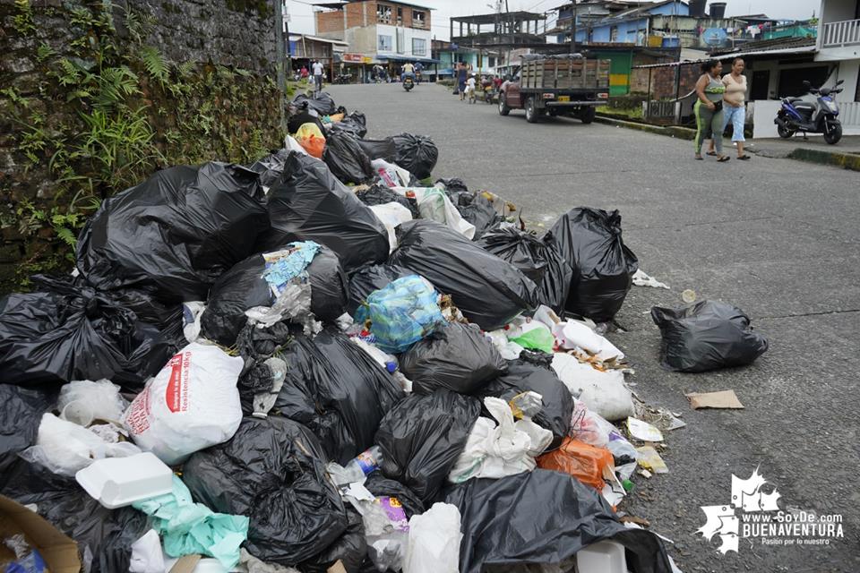 En medio de inconformidad, prosigue la recolección de basuras acumuladas en la ciudad