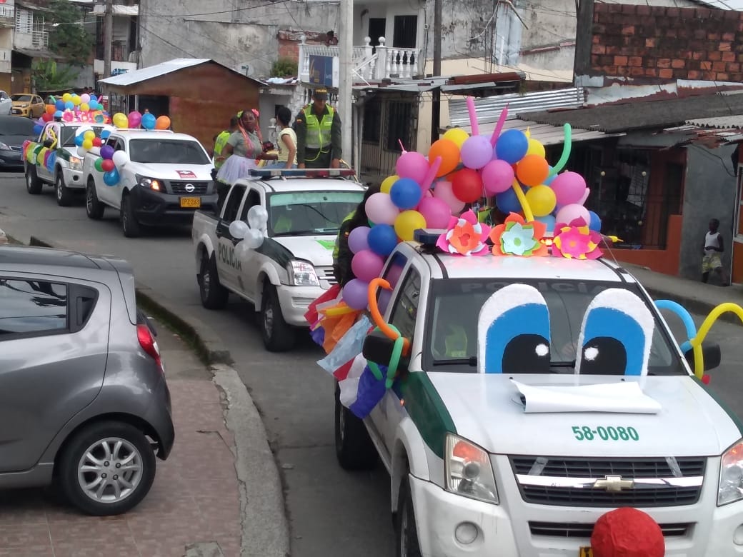 Policía realizó caravana de la alegría, Ni&ntilde;os Felices y Cero Quemados con pólvora