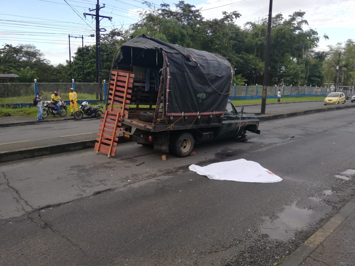 Murió una persona al chocar en su moto contra camión varado