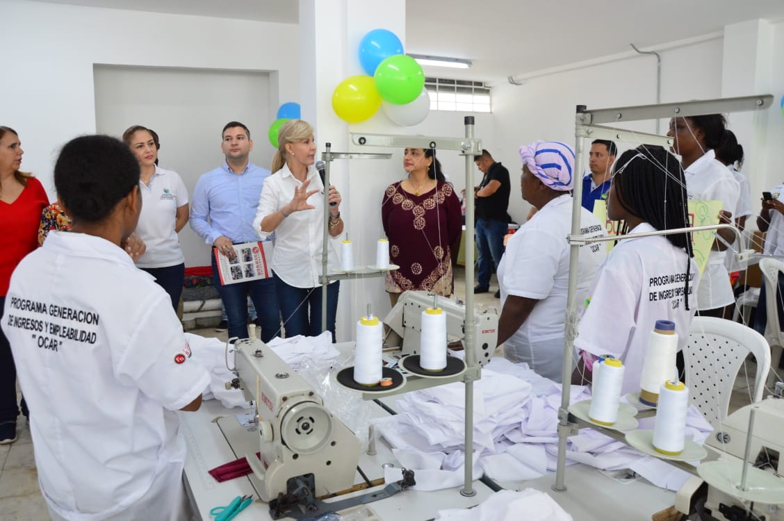 50 mil camisas escolares para ni&ntilde;os de Buenaventura están produciendo 70 mujeres capacitadas por la gobernación y la Fundación Singer