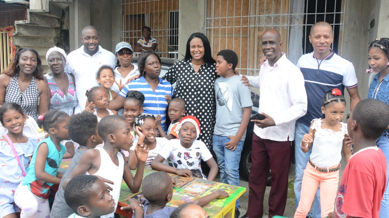 Ni&ntilde;os y ni&ntilde;as del barrio Alberto Lleras recibieron regalos de la Alcaldesa, Gestor Social y representantes de dos entidades bancarias de la ciudad