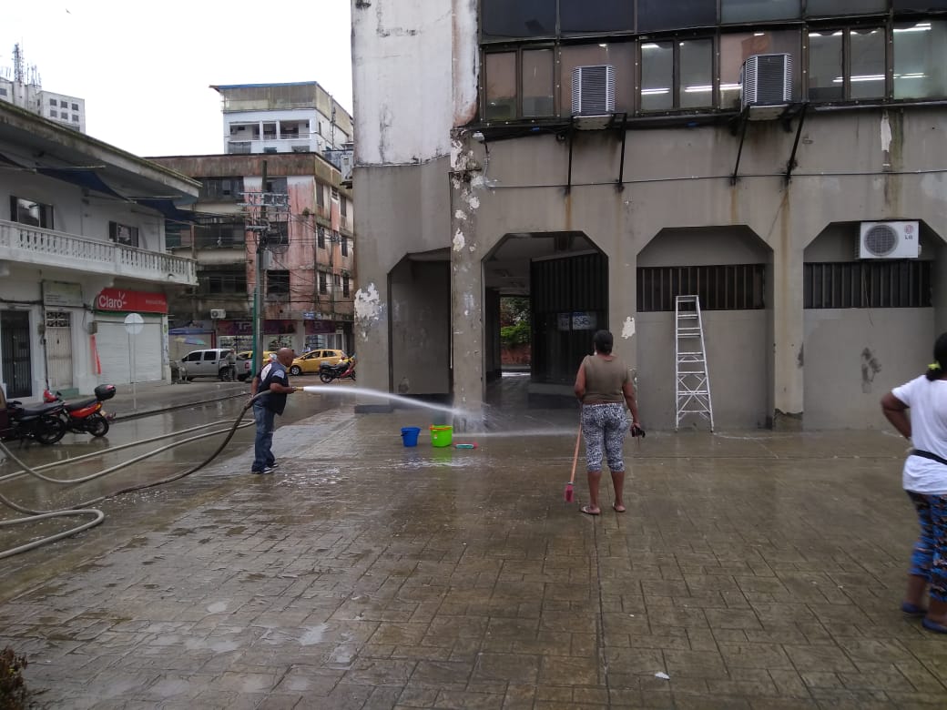 Gestor Social lideró Limpiatón para mejorar aspecto del edificio del Centro Administrativo Distrital