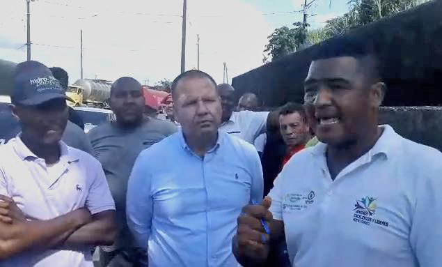 El Secretario de Gobierno medió para reabrir vía bloqueada por la comunidad por falta de agua en el km 5