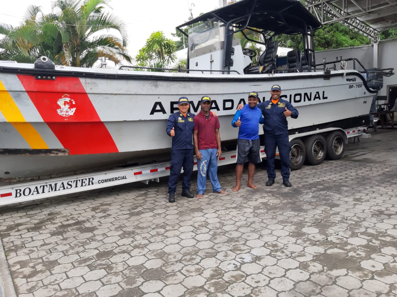 La Armada Nacional rescató 2 pescadores náufragos en Tumaco