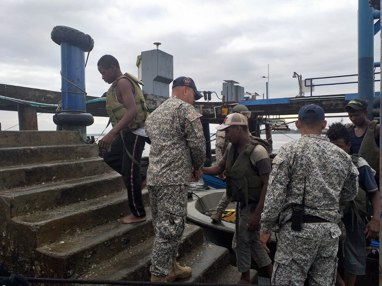 La Armada Nacional rescató cuatro pescadores que llevaban tres días a la deriva en Tumaco