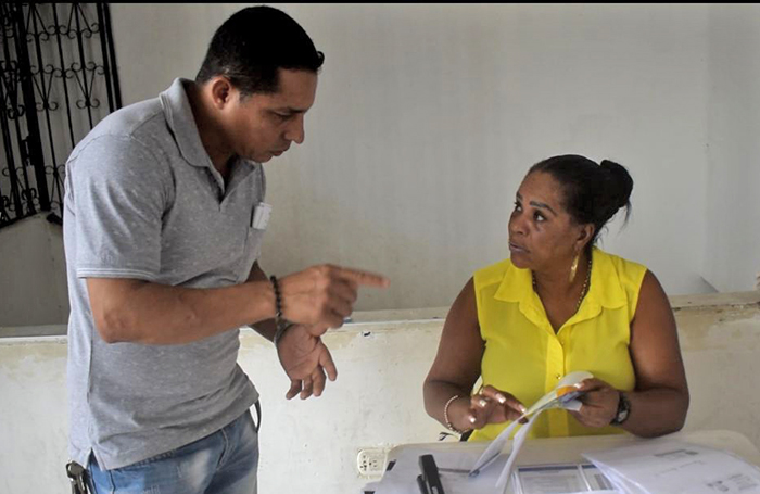 La Secretaría de Tránsito está entregando las tarjetas de tarifas de transporte a los conductores de servicio público