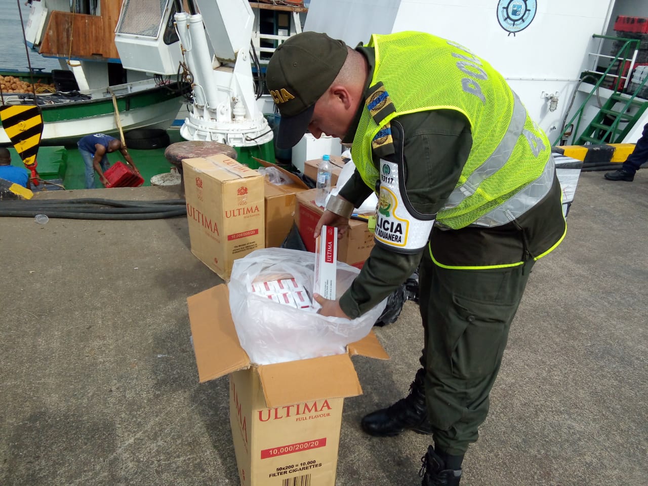 La DIAN aprehendió mercancía ilegal transportada en contenedores y cigarrillos en barco de cabotaje