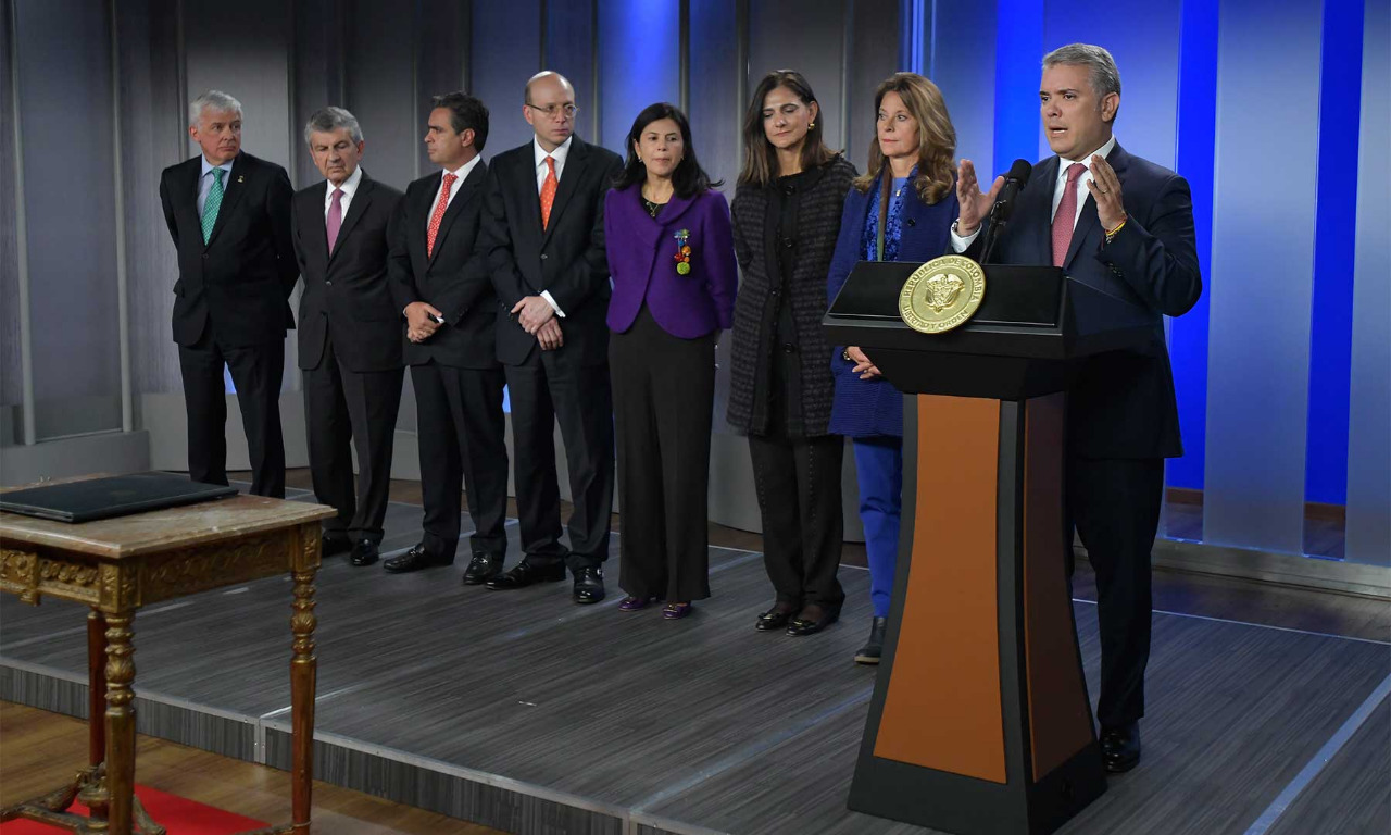 Presidente Duque firma Decreto de pliegos tipo, que pone fin a &lsquo;carteles&rsquo; de contratación en infraestructura y transporte