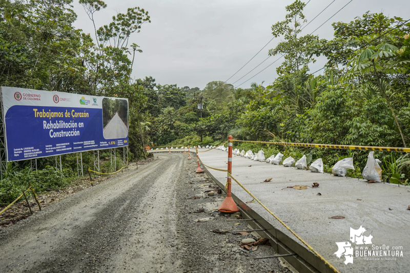 Trabajos de pavimentación de la carretera Simón Bolívar avanzan a buen ritmo