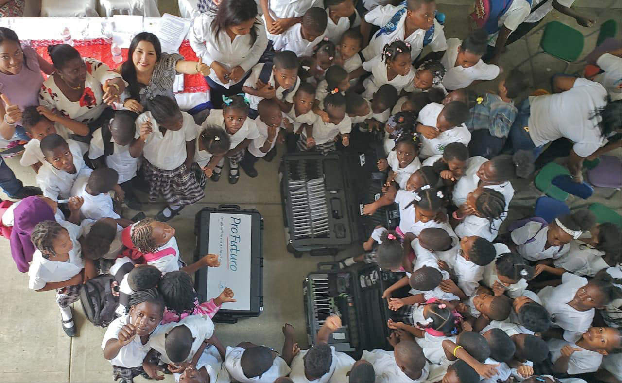 La Fundación Telefónica presente en la educación digital de Buenaventura con la entrega de 3 maletas digitales