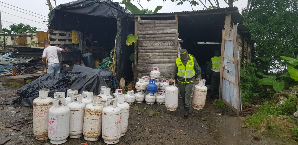 La Policía incautó 103 cilindros de gas en un parqueadero en Buenaventura