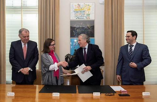 OEA y Colombia firman acuerdo para realizar la 49a Asamblea General del organismo en Medellín