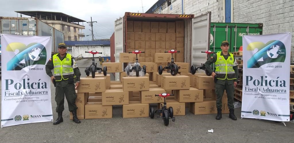 En operativo contra el contrabando, la POLFA y la DIAN incautaron un contenedor con juguetería en Buenaventura