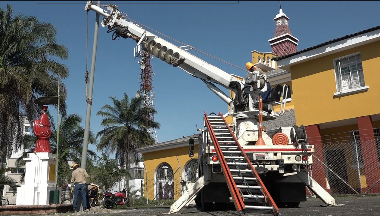 Luminarias contiguo a las parroquias están siendo reparadas por Iluminemos Buenaventura