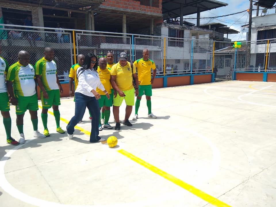 La alcaldesa distrital encargada de Buenaventura entregó una cancha múltiple en el barrio Eucarístico