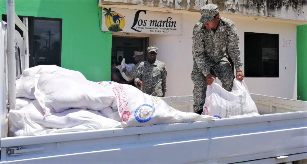 La Armada de Colombia entregó 15 toneladas de ayuda humanitaria en Juradó