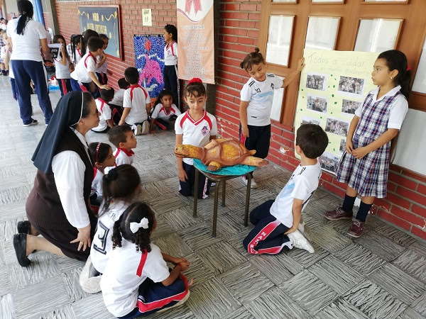 Estudiantes de colegio en Tuluá elaboran especies marinas con material reciclado