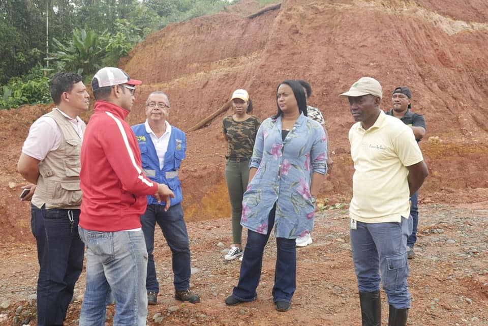 La alcaldesa distrital encargada, Maby Viera, visitó el botadero de basuras en Córdoba para verificar la operación de la planta de lixiviados