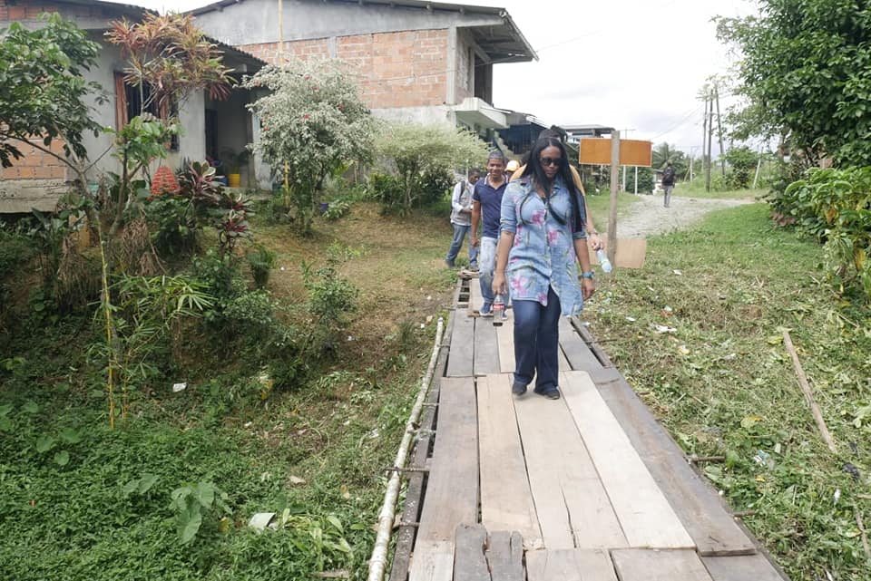 La alcaldesa Maby realizó recorrido por la comuna 10 y estableció compromisos