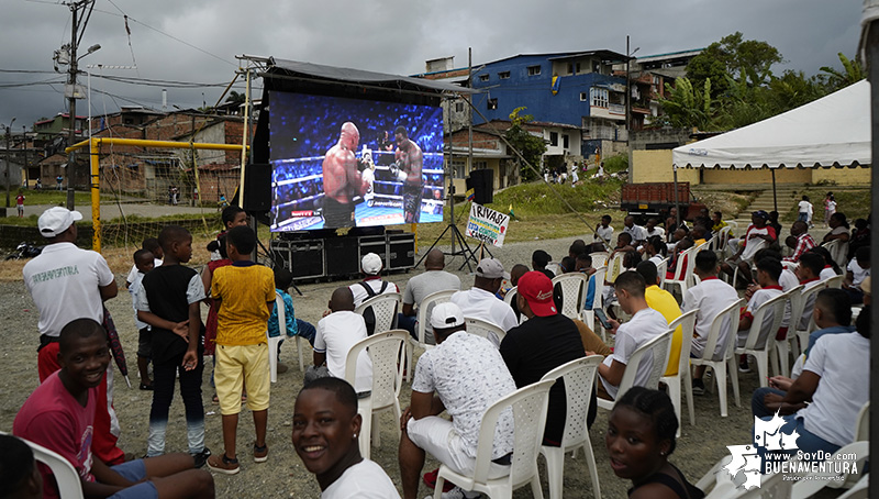 Con pantalla gigante la comunidad del barrio San Buenaventura pudo observar en diferido la pelea de Óscar Rivas y el jamaiquino Dillian Whyte