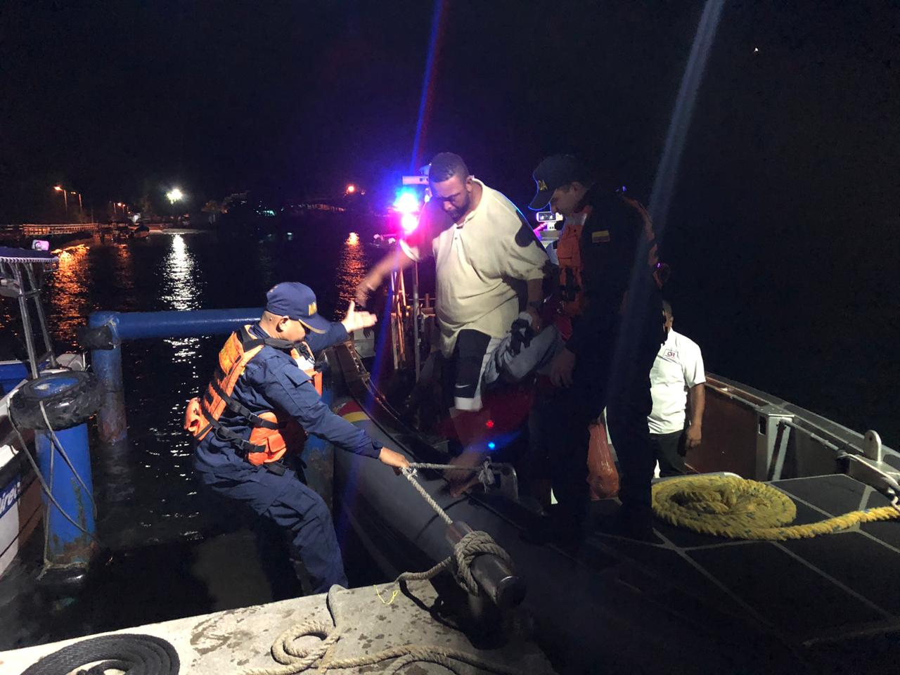 La Armada de Colombia rescató 14 personas que naufragaron en aguas del pacífico nariñense