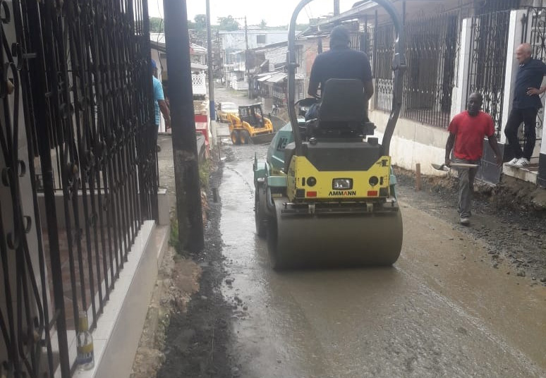 Avanza pavimentación en el barrio La Independencia con apoyo de la comunidad