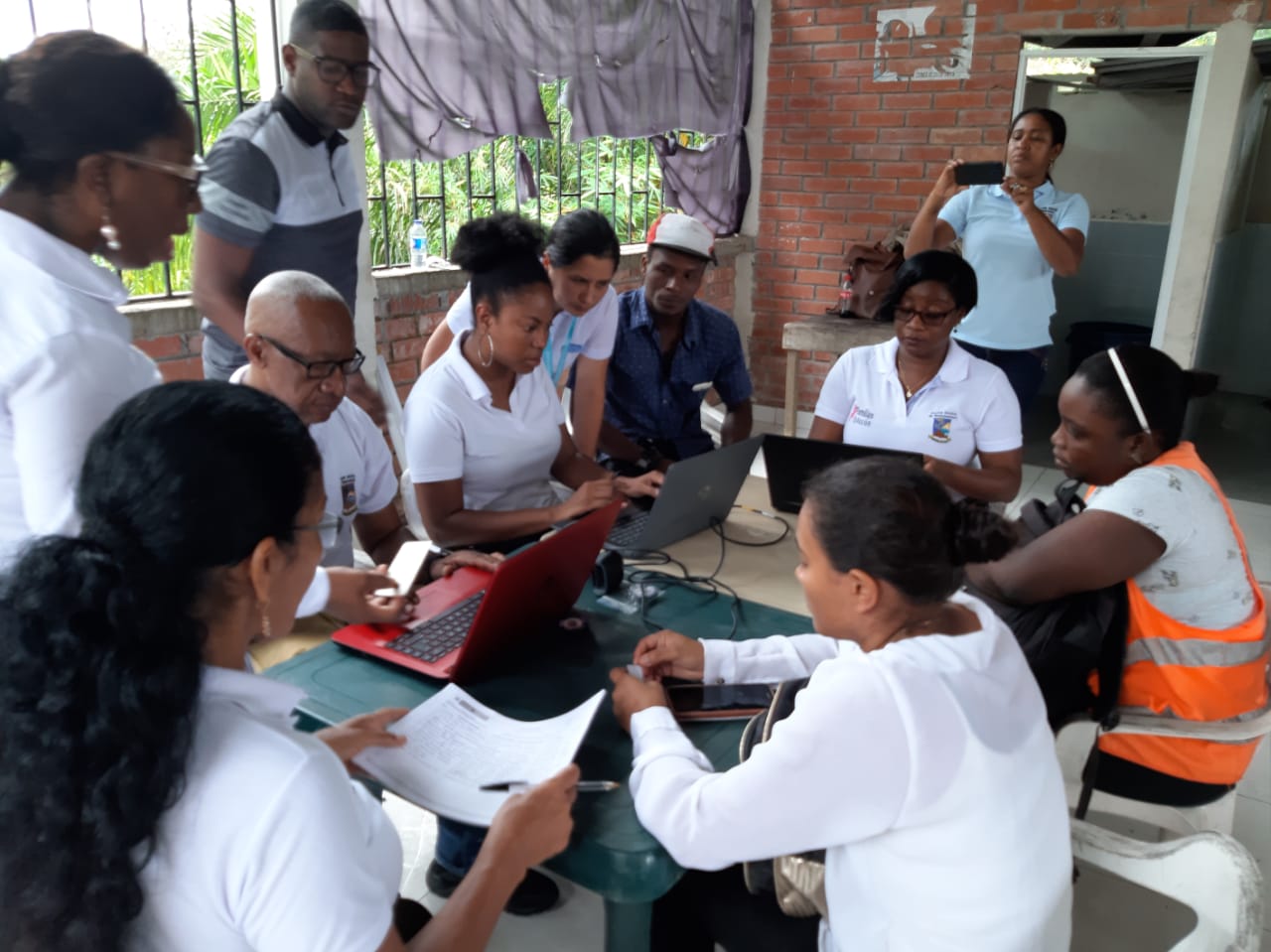 Víctimas de desplazamiento forzado en el Bajo Calima participan en jornada de preinscripción del programa "Familias en su Tierra"
