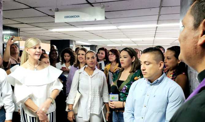 La Gobernadora del Valle fue la primera en subirse a los dos nuevos ascensores del Palacio San Francisco