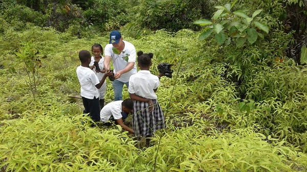 Niños de La Brea quieren salvar la quebrada El Pozo en Buenaventura