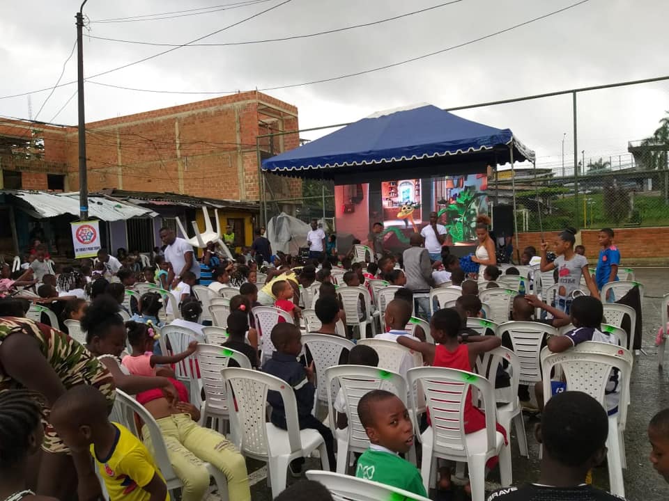 La comunidad de los barrios Campo Alegre e Inmaculada disfrutó de “Cine al Barrio” con la Administración Distrital