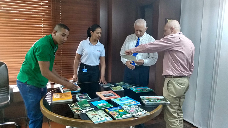 La CVC entregó publicaciones ambientales a entidad en Buenaventura