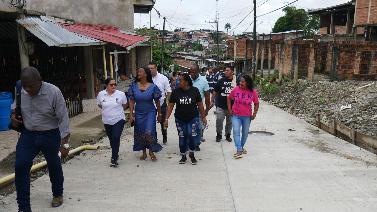 La Alcaldesa Distrital verificó el avance de obra en el pavimento de una calle en el barrio El Jardín