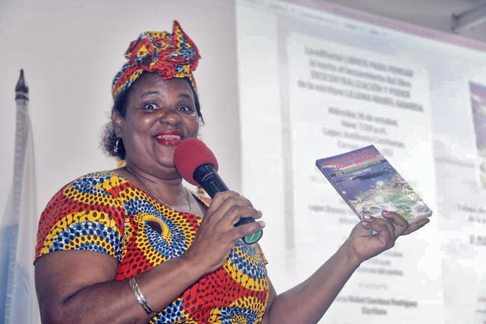 Con éxito se realizó lanzamiento del libro Descentralización y Poder Político en Buenaventura 1988-1992 de Liliana Mabel Gamboa