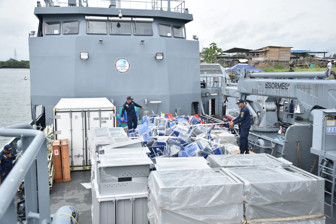 La Armada de Colombia entregó 16 toneladas de ayuda humanitaria en Guapi, Cauca