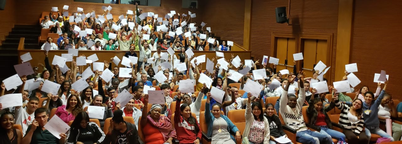292 padres de Cali reciben certificado del Programa Escuela TIC Familia de Fundación Telefónica Movistar