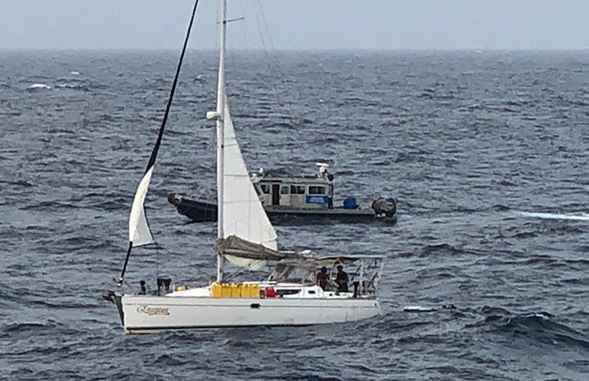 La Armada de Colombia rescató a 2 canadienses que llevaban 5 días a la deriva en alta mar cerca de Buenaventura