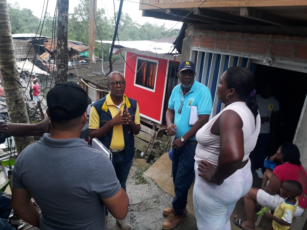 La Alcaldía Distrital de Buenaventura atiende a familias damnificadas por incendio en el barrio Santafé