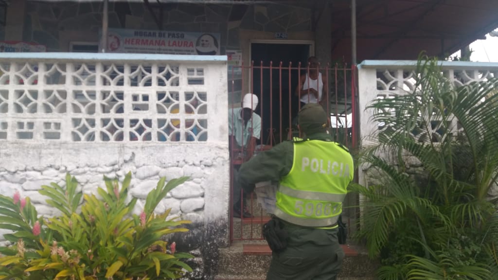 La Policía en Buenaventura entregó de 1.500 unidades de tapa bocas en hogares para adultos mayores y niñas con necesidades especiales