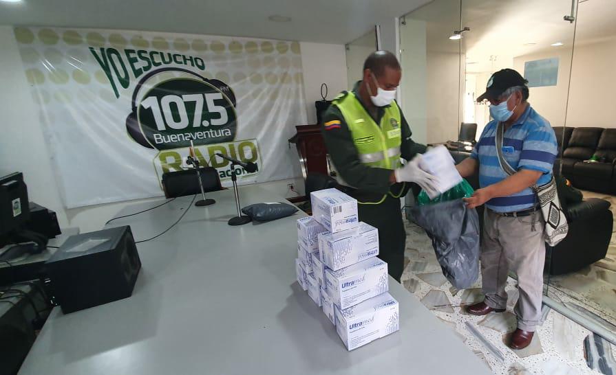 La Policía en Buenaventura entregó 600 tapabocas a las comunidades indígenas