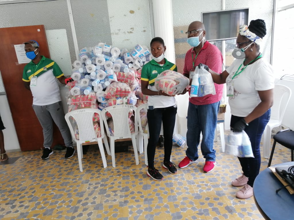 Indebuenaventura entregó mercados a deportistas de la ciudad