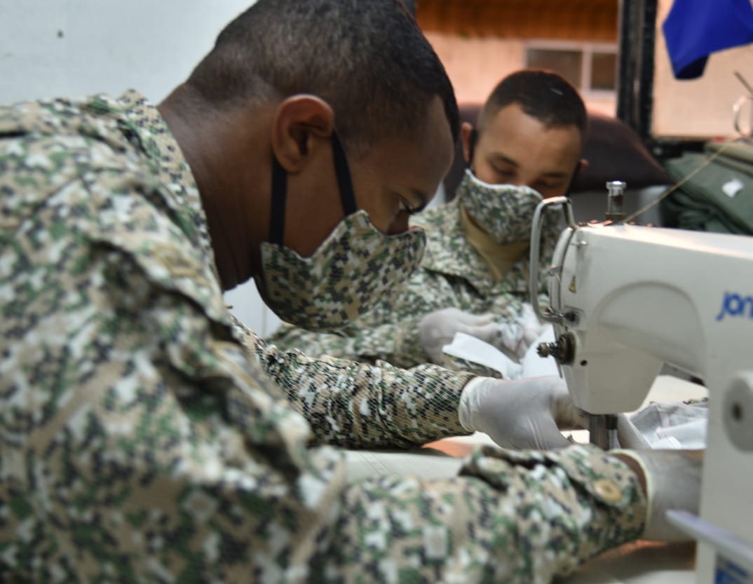 Infantes de Marina bachilleres fabrican tapabocas para sus compañeros en la base ubicada en Bahía Málaga, zona rural de Buenaventura