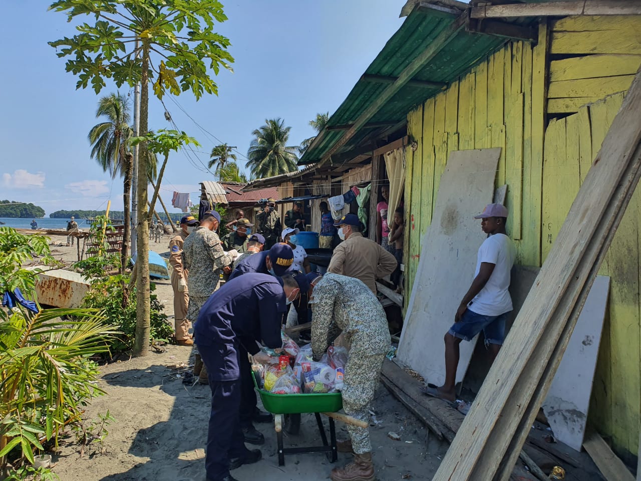 La Armada de Colombia entregó 590 mercados en Juanchaco