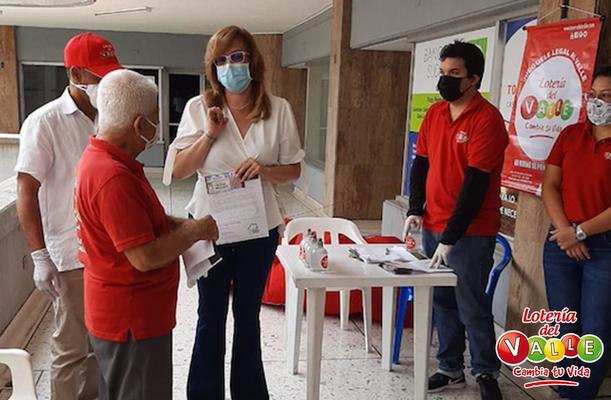 Más de mil bonos para alimentos entregó la Gobernación del Valle a loteros