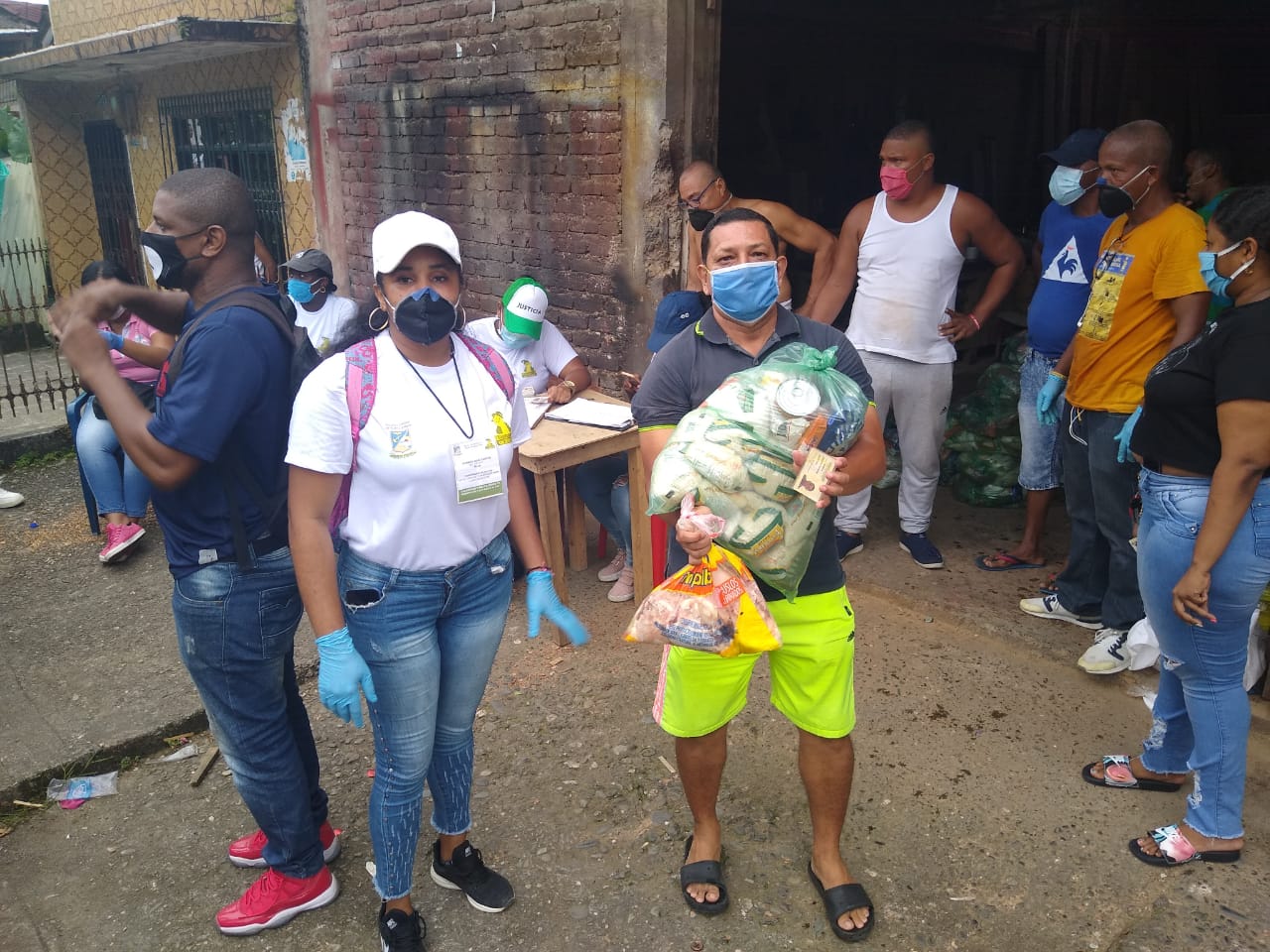 En el barrio El Firme se entregaron mercados de la #BuenaventuraSolidaria