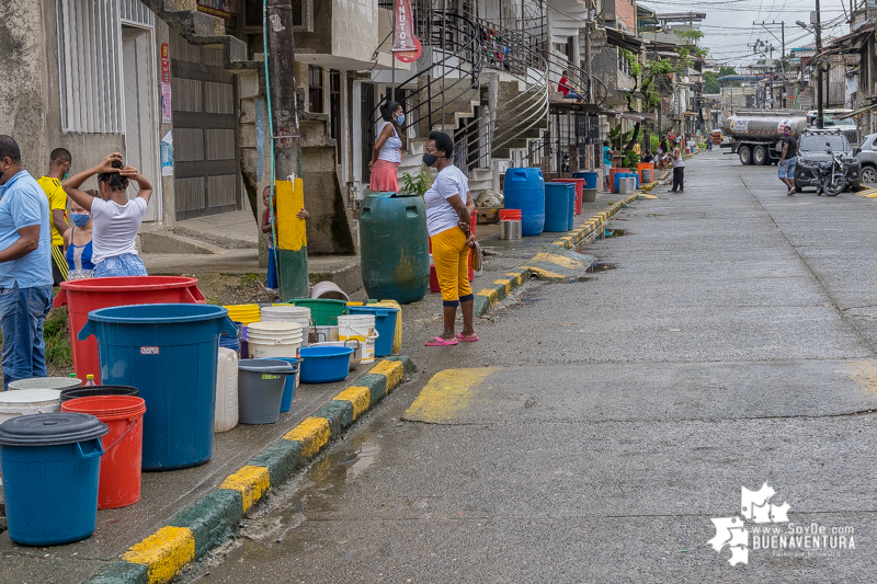 Mientras se resuelve cuando llegaría la tubería para reparar provisionalmente el daño, así recibe la comunidad en los barrios de Buenaventura el agua para su subsistencia
