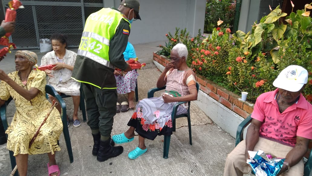 La Policía realizó en Buenaventura la acción social denominada "Ahijados Felices en Navidad”