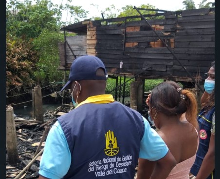Madera y láminas de zinc recibieron familias damnificadas por incendio en el sector Obama por el puente El Pailón
