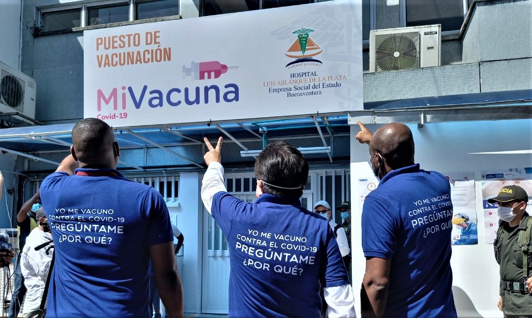 El ministro de Salud, Fernando Ruíz, destacó el proceso de vacunación en Buenaventura contra la COVID-19 con las primeras 78 dosis aplicadas