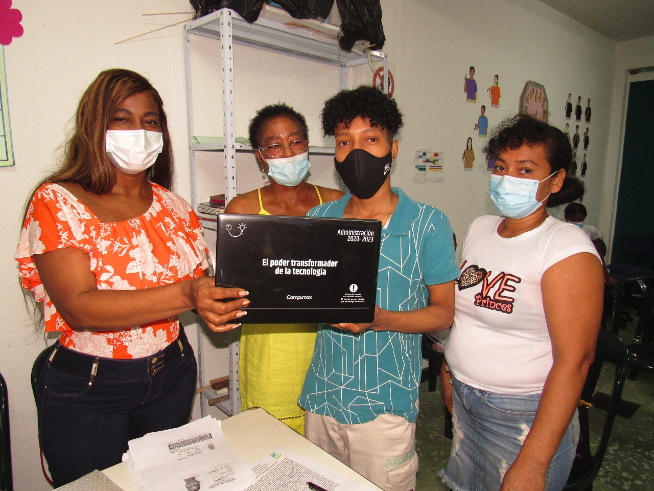 La Secretaría de Educación de Buenaventura entregó treinta computadores a estudiantes del grado 11 de la Institución Educativa San Rafael