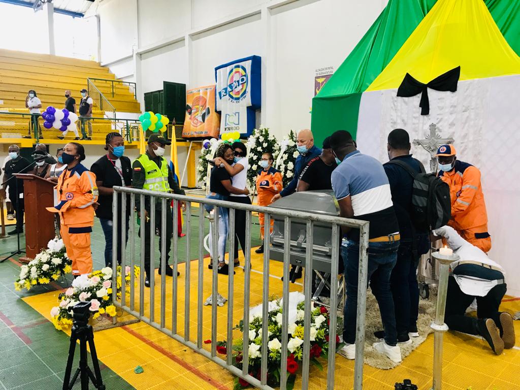 Decenas de bonaverenses le dieron el último adiós a Harold Angulo Vence, conocido artísticamente como Junior Jein